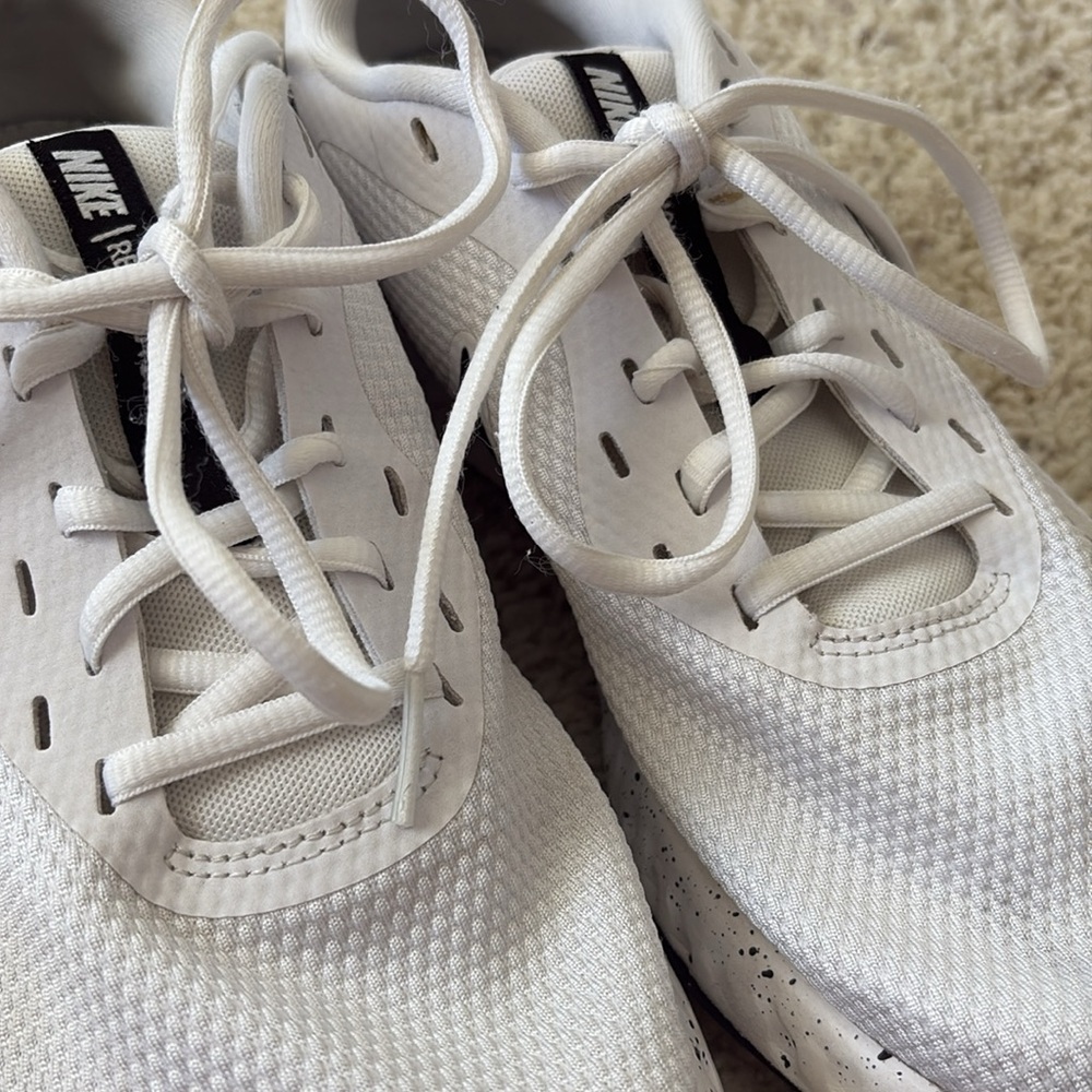 Nike Revolution Women’s White and Black Running Shoes size 9.5 - Picture 9 of 9